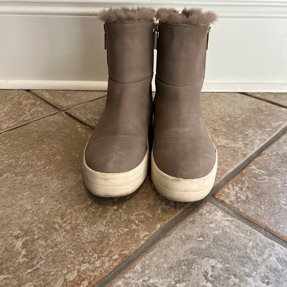J/SLIDES Henley Taupe weatherproof bootie - size 9